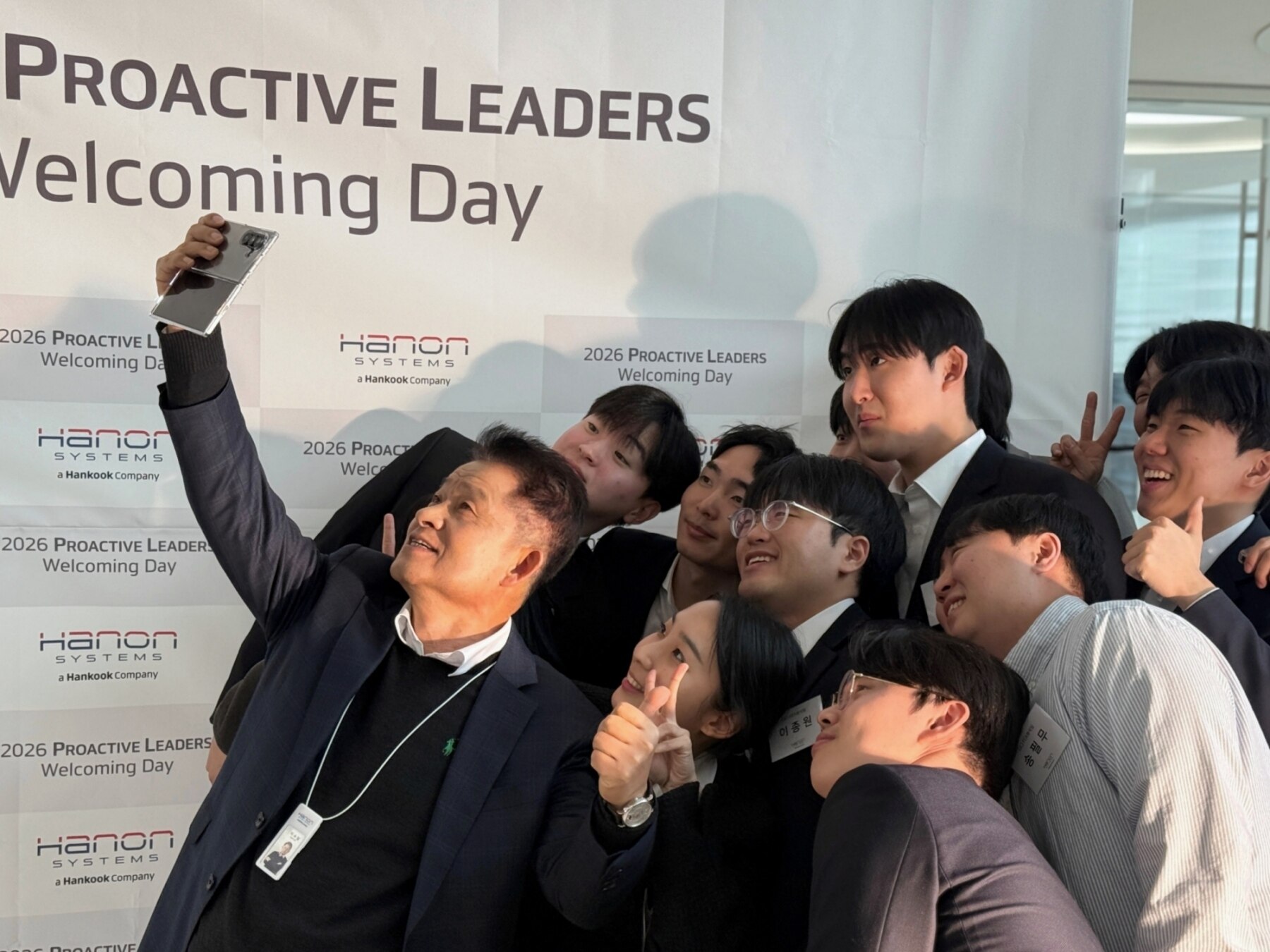 [사진자료2] 한온시스템 이수일 대표이사와 셀카를 찍고있는 신입사원.jpg